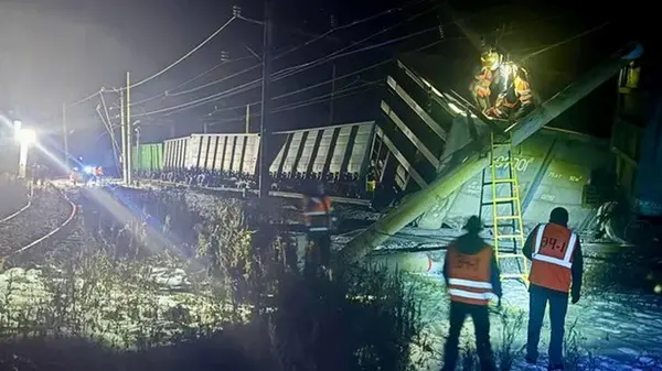 В России разрушено железнодорожное полотно после схода локомотива