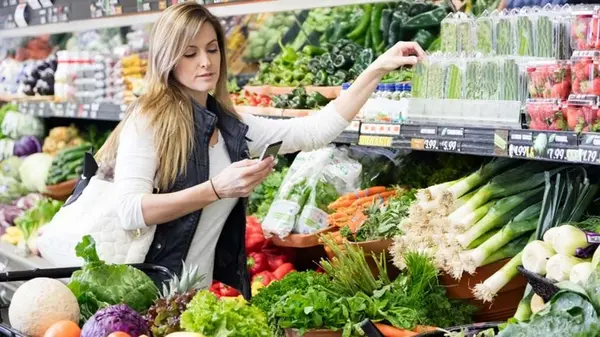 Картофель дешевеет, огурцы снова дорожают: какие цены на овощи и фрукты сейчас в Украине