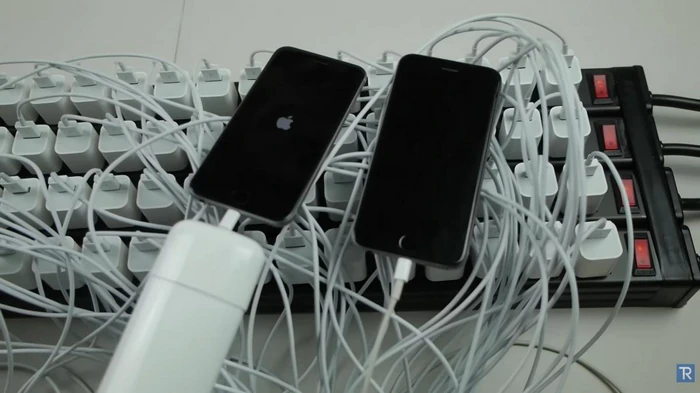 Блогер провёл эксперимент и подключил 100 зарядок к одному iPhone: зарядился ли телефон быстрее