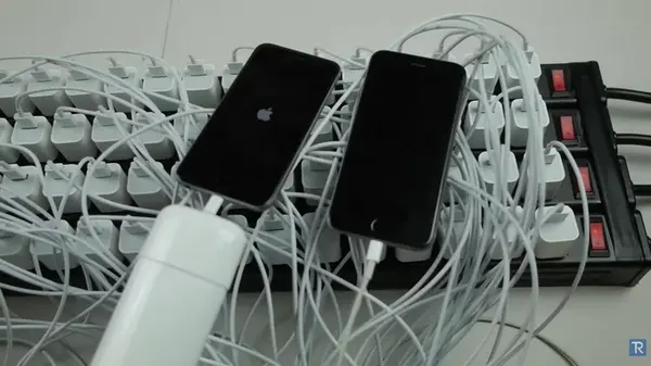 Блогер провёл эксперимент и подключил 100 зарядок к одному iPhone: зарядился ли телефон быстрее