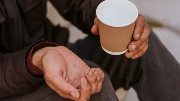 Бездомный выдавал себя за богача: как он «нанимал» женщин и жил за их счет