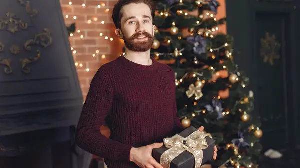 Что категорически нельзя дарить мужчинам на Новый год 2026: советы нумерологов