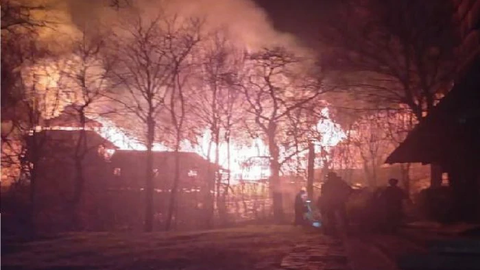 На Закарпатье пожар охватил старинный монастырь