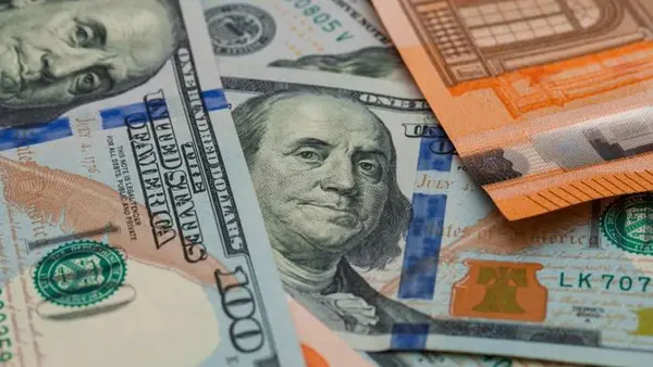 Стоимость доллара и евро немного снизилась в обменниках