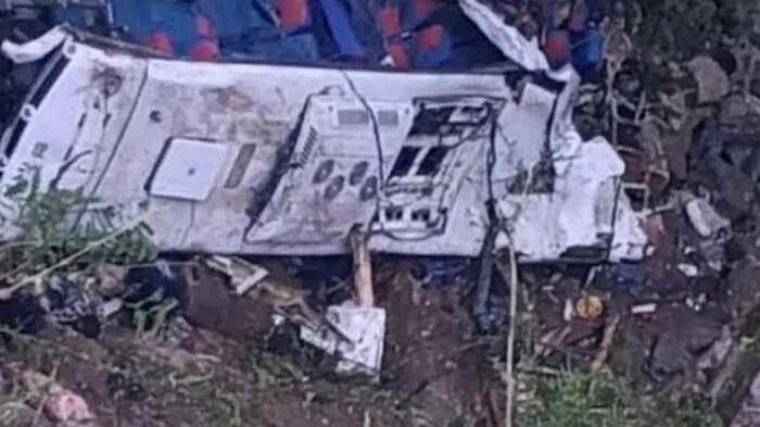 В Колумбии школьный автобус упал в 80-метровую пропасть: 16 погибших