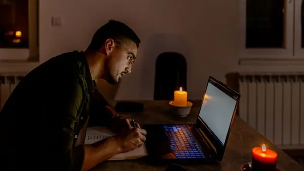 Свет будут отключать не во всех областях: графики на 15 декабря от «Укрэнерго»