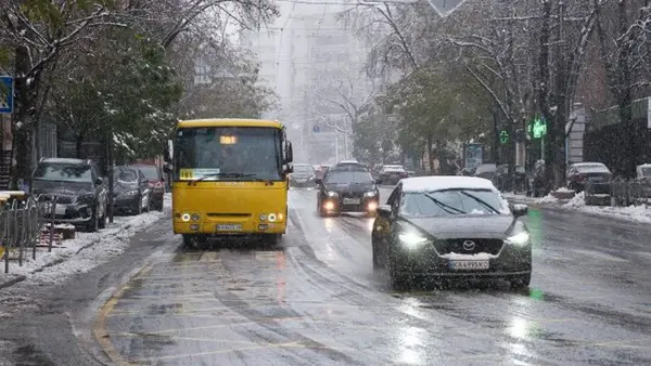 Украинцев предупредили о гололеде: где завтра стоит быть внимательными на дорогах
