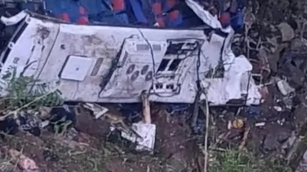 В Колумбии школьный автобус упал в 80-метровую пропасть: 16 погибших