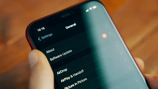 Пользователей iPhone просят срочно обновить iOS: существует угроза безопасности