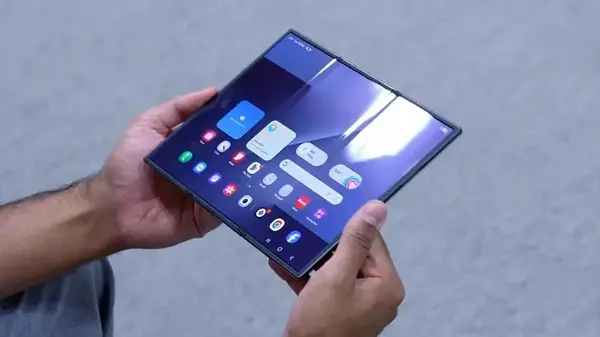 В сети проверили, сколько раз можно сложить и разложить «трикладушку» Samsung