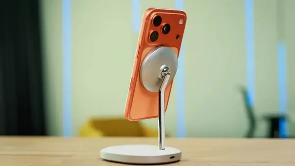 Тревожное открытие: аккумуляторы iPhone могут «вздуваться» в самолетах