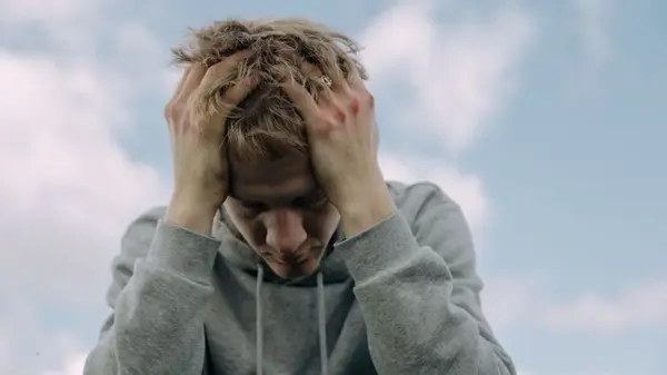 Почему мелодии «залипают» в голове: ученые объяснили природу ушных червей