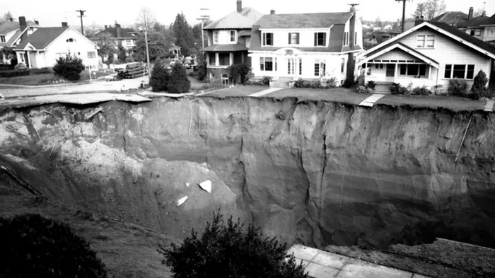 Земля уходит из-под ног: почему на поверхности возникают огромные ямы и становится ли их больше