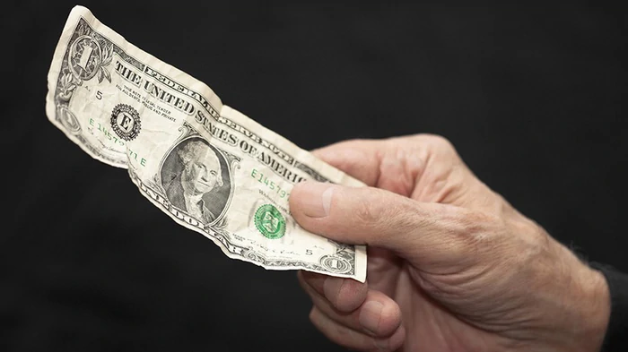 Сколько стоит сейчас купить 100 долларов в Украине: прогноз банкира до 18 января