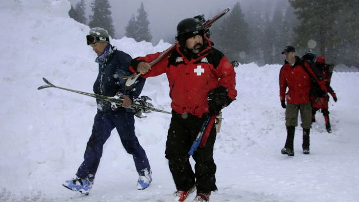 Снегопады во французских Альпах: сотни туристов провели ночь в спортзалах
