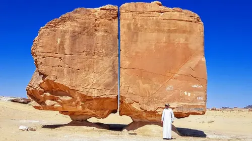 Разрезан словно лазером: ученые не смогли разгадать тайну камня Аль-Наслаа