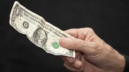 Сколько стоит сейчас купить 100 долларов в Украине: прогноз банкира до 18 января