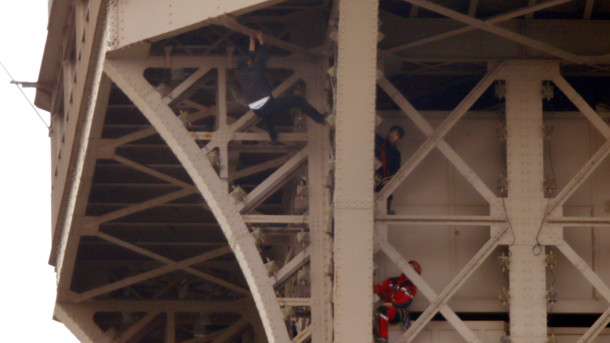 Россиянин вылез на Эйфелеву башню и угрожал самоубийством