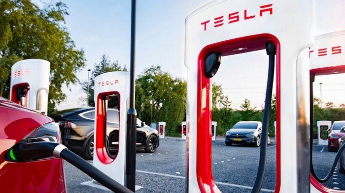 Tesla ограничивает время зарядки электрокаров на станциях Supercharger
