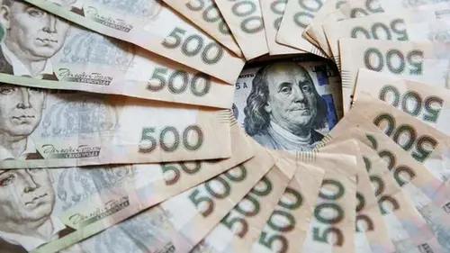 Доллар бьет рекорды с начала года: сколько еще продлится падение гривны