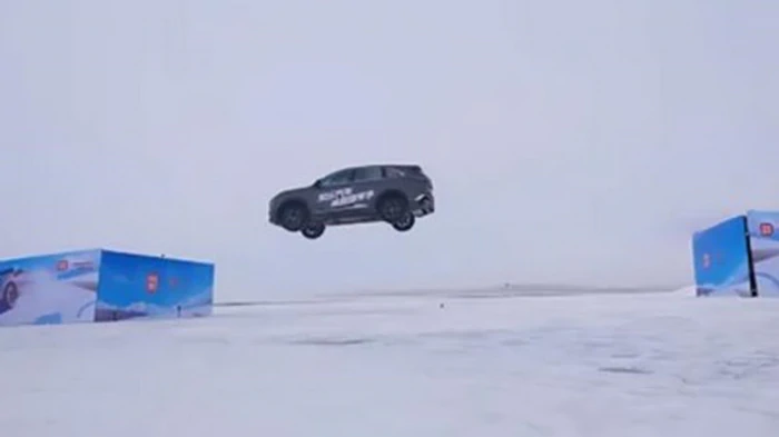 Китайский автомобиль установил рекорд по самому длинному прыжку с ледяного