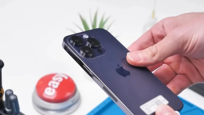 Мужчина сделал неожиданное открытие, распаковав два восстановленных iPhone с Temu