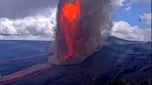 Вулкан на Гавайях выбросил фонтан лавы на 480м