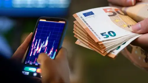 Евро в обменниках опустилось ниже 51 гривны. Что сейчас определяет курс валюты