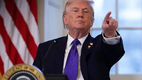 Трамп требует назвать в его честь вокзал и аэропорт — СМИ