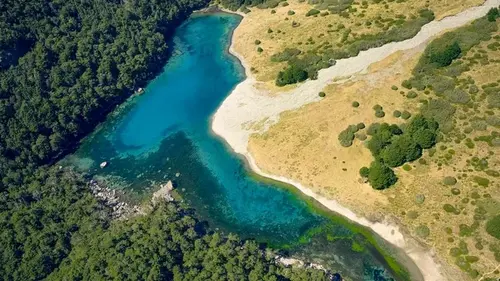 Названо место, где на Земле спрятана самая чистая вода в мире: какого она цвета (фото)