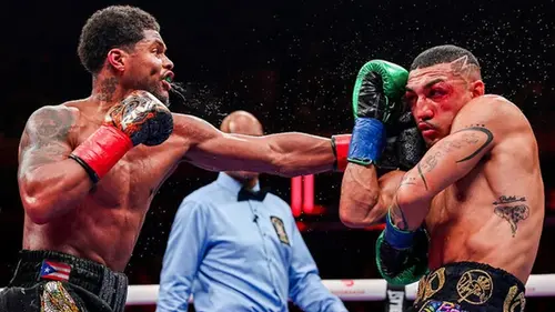 Шакур уверенно победил Теофимо и забрал титул в первом полусреднем весе