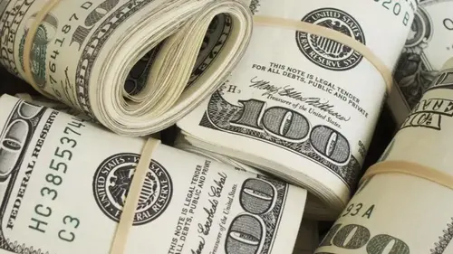 Курс евро упал ниже 51 гривны: стоит ли инвестировать в валюту сейчас и какие риски