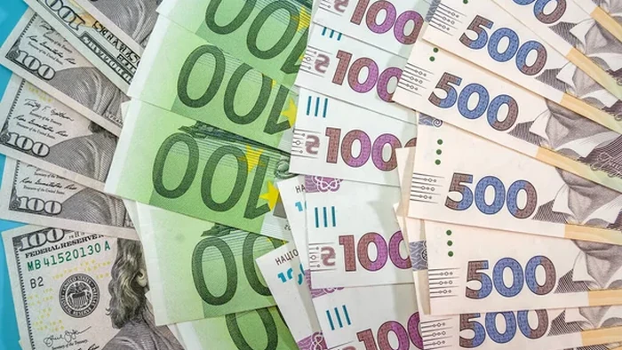 НБУ снизил курс доллара на понедельник: стоит ли скупать валюту «на все деньги»