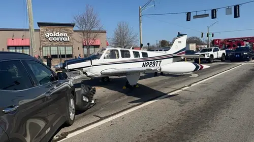 В США самолет сел на городское шоссе (видео)