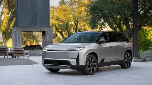 Изменился до неузнаваемости и стал электрокаром: дебютировал новый Toyota Highlander (видео)