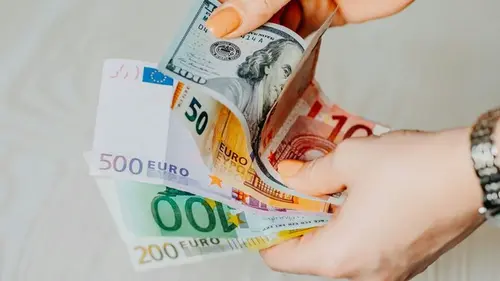 Курс валют 14 февраля: сколько стоят доллар и евро в День влюбленных