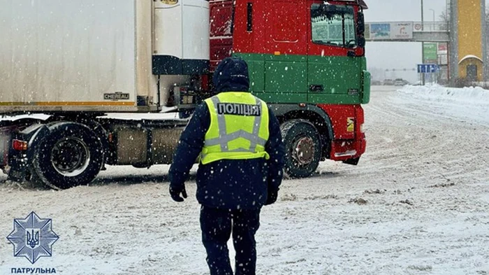 Скользкие дороги и снег: с начала суток произошло 785 ДТП