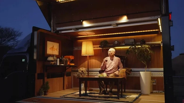 Недорогой грузовик Isuzu превратили в гостиную на колесах и внедорожный автодом (видео)