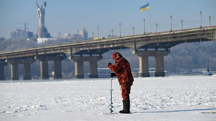 Морозы отступают, но идет шторм: где ухудшится погода в последний понедельник февраля