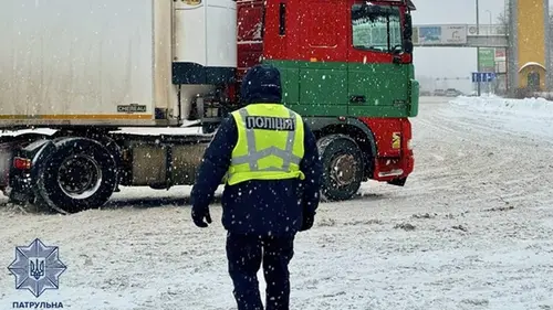 Скользкие дороги и снег: с начала суток произошло 785 ДТП