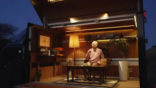 Недорогой грузовик Isuzu превратили в гостиную на колесах и внедорожный автодом (видео)