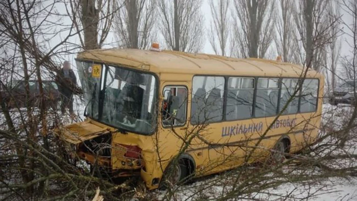 Школьный автобус с детьми врезался в дерево на Полтавщине: есть пострадавшие