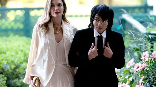 Сын Джоли и Питта отказался от фамилии звездного отца