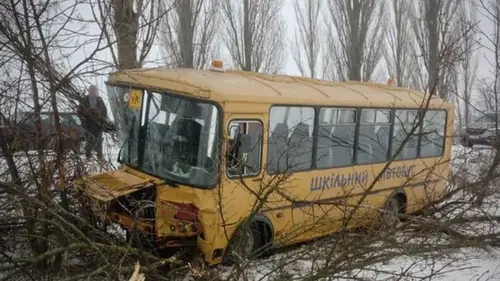 Школьный автобус с детьми врезался в дерево на Полтавщине: есть пострадавшие