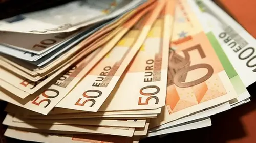 Доллар падает до психологической черты, евро снова ниже 51: какой курс на 2 марта