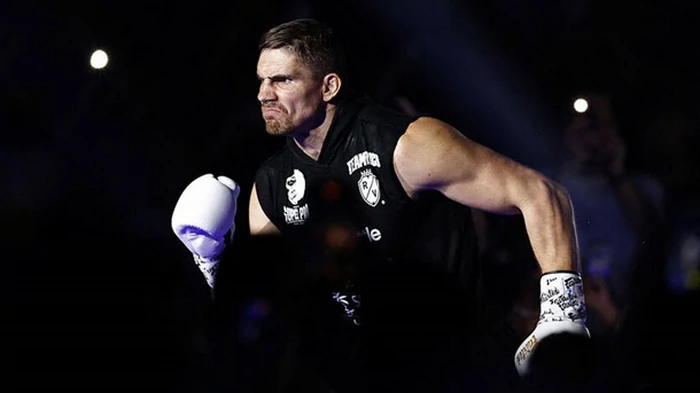 Кикбоксер Верховен настраивается отстоять все 12 раундов в бою с Усиком
