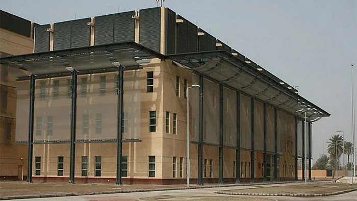 Ракета попала в посольство США в Багдаде: вспыхнул пожар, — АР