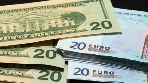 Доллар пересек психологическую отметку: НБУ установил официальный курс...