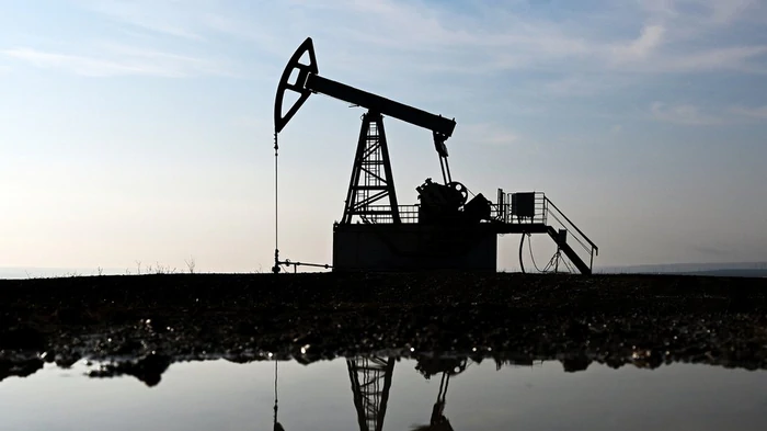 Цена на нефть закрепилась ниже $100