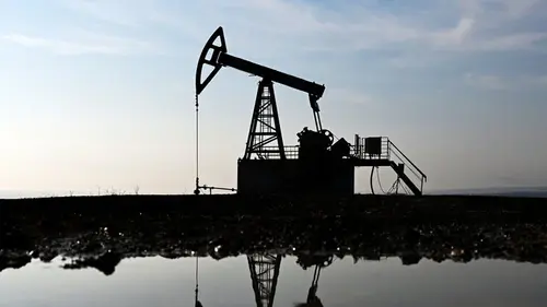 Цена на нефть закрепилась ниже $100